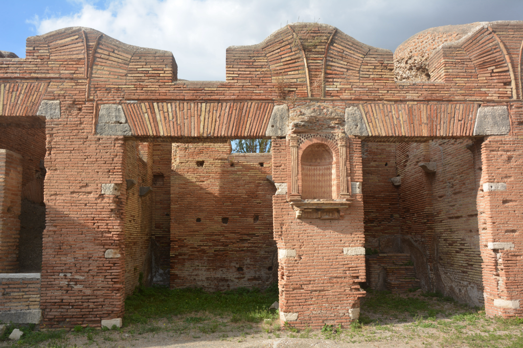 I muri di Ostia antica. La mia lista dei “più” da non perdere.